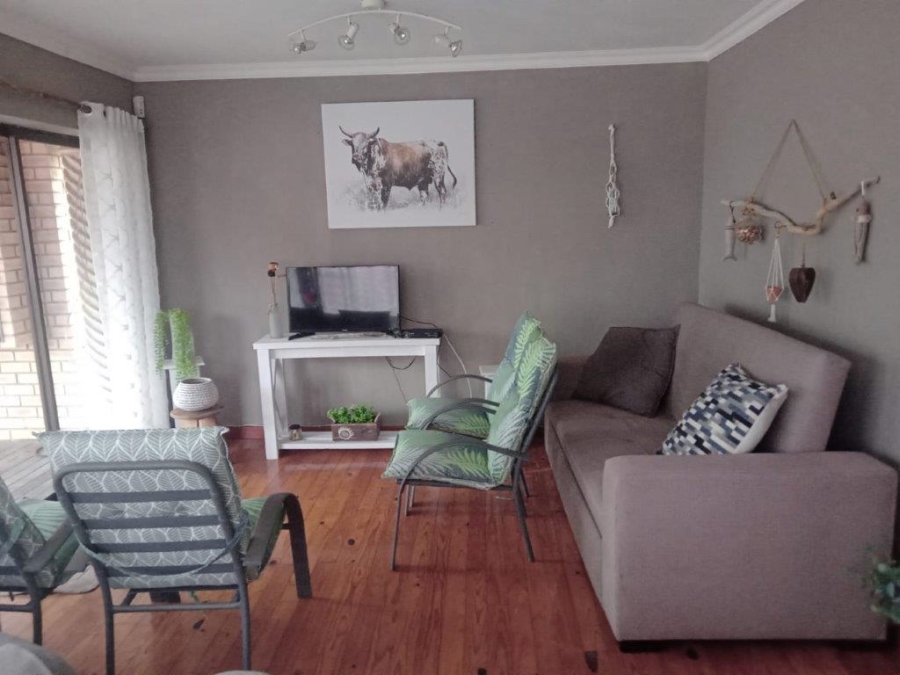 6 Bedroom Property for Sale in Paradise Beach Eastern Cape